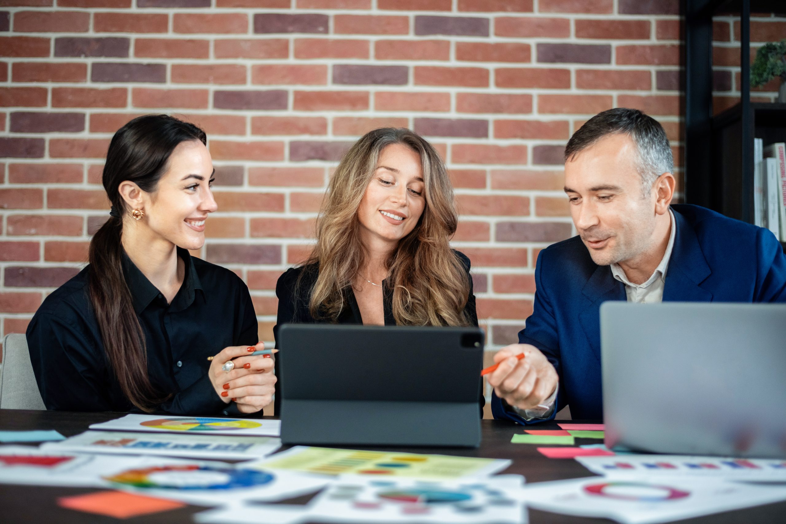 Best Digital Marketing Teams for Local Service Businesses Using AEO